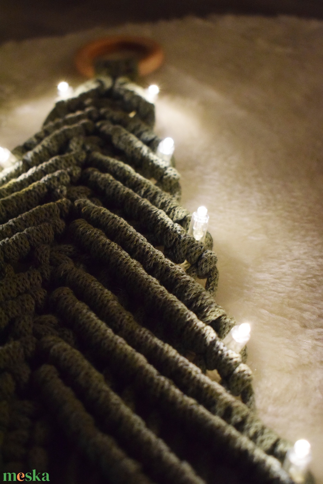 Makramé világító karácsonyi ablakdísz, falidísz - fenyőfa - otthon & életmód - dekoráció - Meska.hu