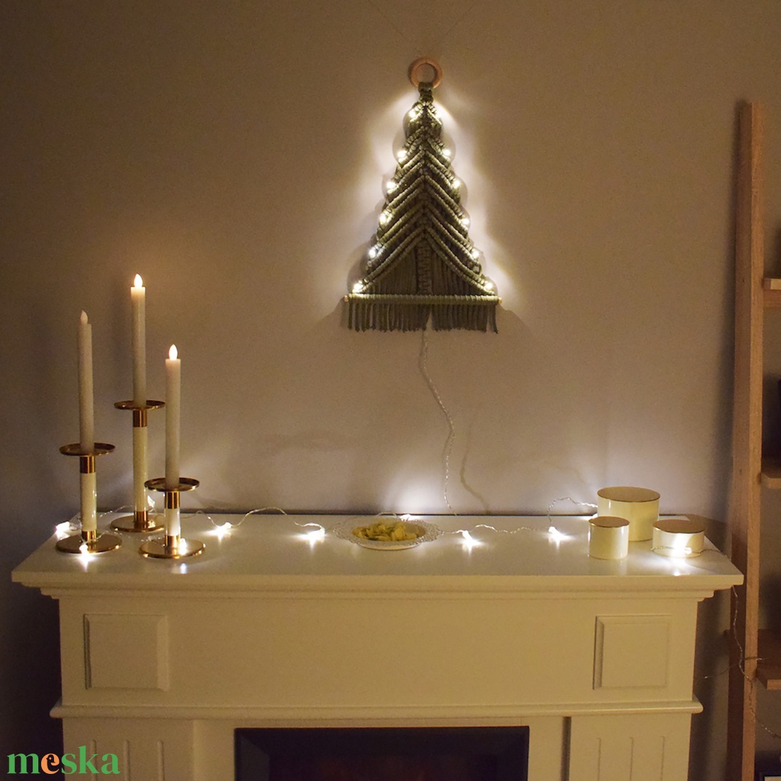 Makramé világító karácsonyi ablakdísz, falidísz - fenyőfa - otthon & életmód - dekoráció - Meska.hu