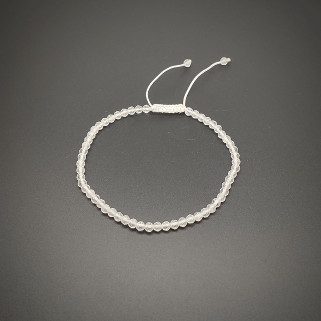 Fazettált hegyikristály golyós ásvány karkötő csúszócsomóval 4�5mm - ékszer - karkötő - ásványkarkötő - Meska.hu