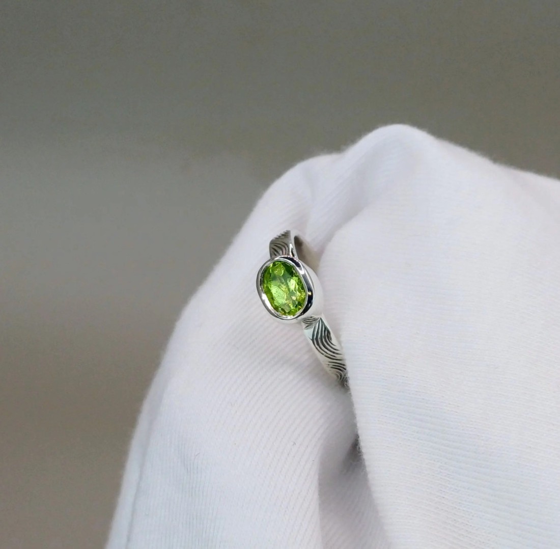 Az élet áramlása és a belső fény - kézzel vésett ezüst gyűrű peridottal -  - Meska.hu