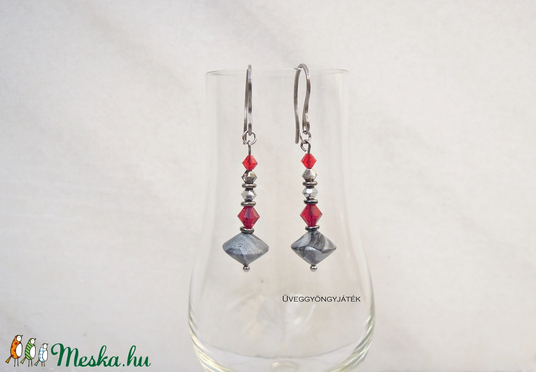 Piros ezüstszürke fülbevaló, Swarovski fülbevaló, lógós fülbevaló - ékszer - fülbevaló - lógó fülbevaló - Meska.hu