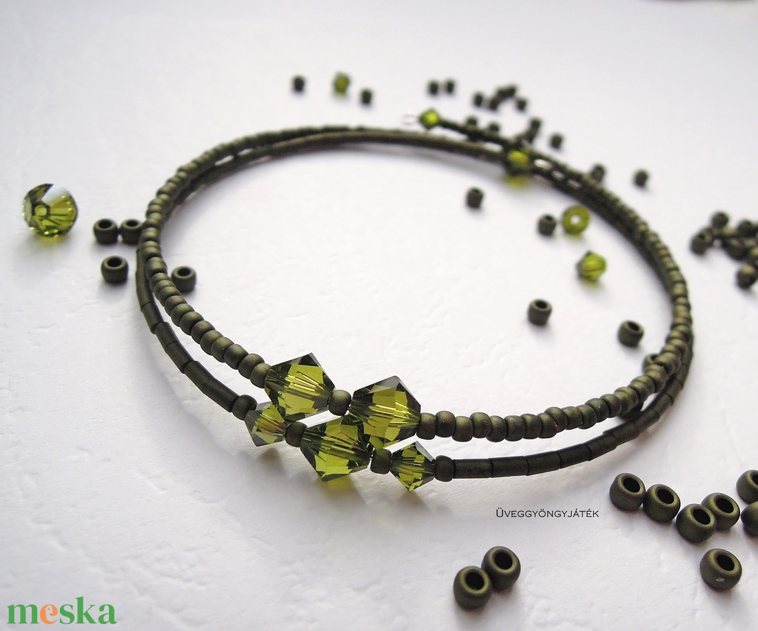 Memória karkötő sötét olíva színben Swarovski gyöngyökkel - ékszer - karkötő - memóriadrótos karkötő - Meska.hu Memória karkötő sötét olíva színben Swarovski gyöngyökkel - ékszer - karkötő - memóriadrótos karkötő - Meska.hu