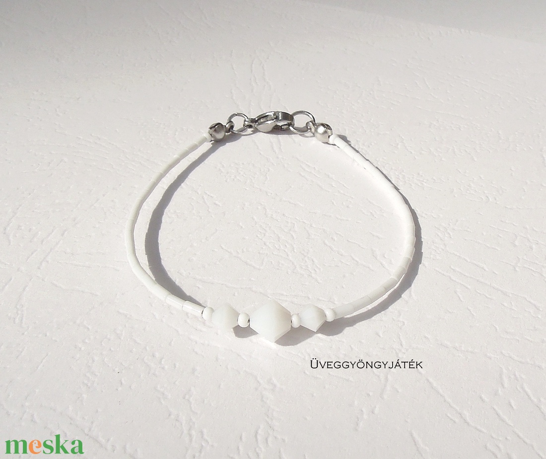 Fehér minimál karkötő Swarovski gyönggyel, ajándék lánynak, nőnek - ékszer - karkötő - gyöngyös karkötő - Meska.hu