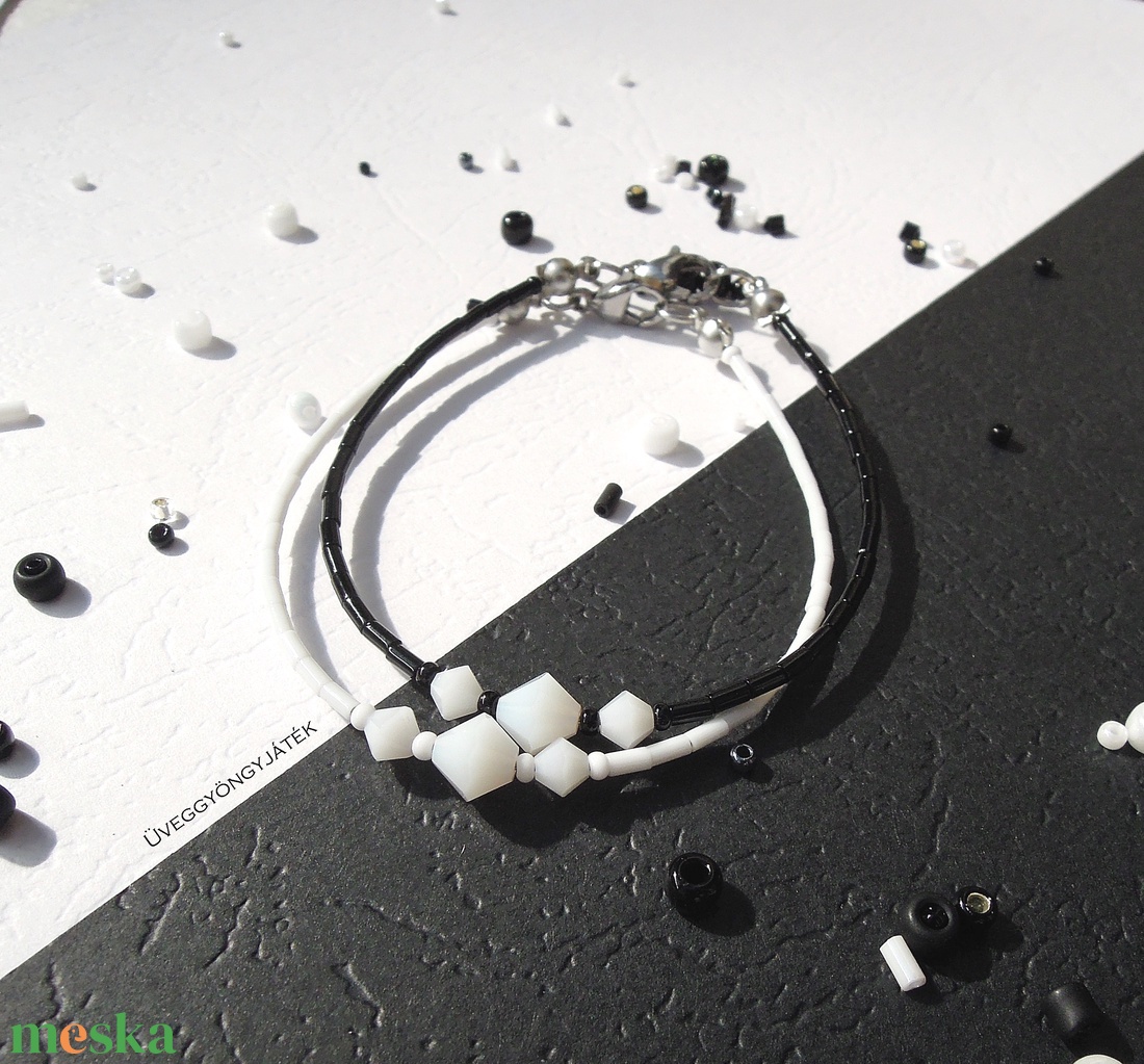 Fehér minimál karkötő Swarovski gyönggyel, ajándék lánynak, nőnek - ékszer - karkötő - gyöngyös karkötő - Meska.hu