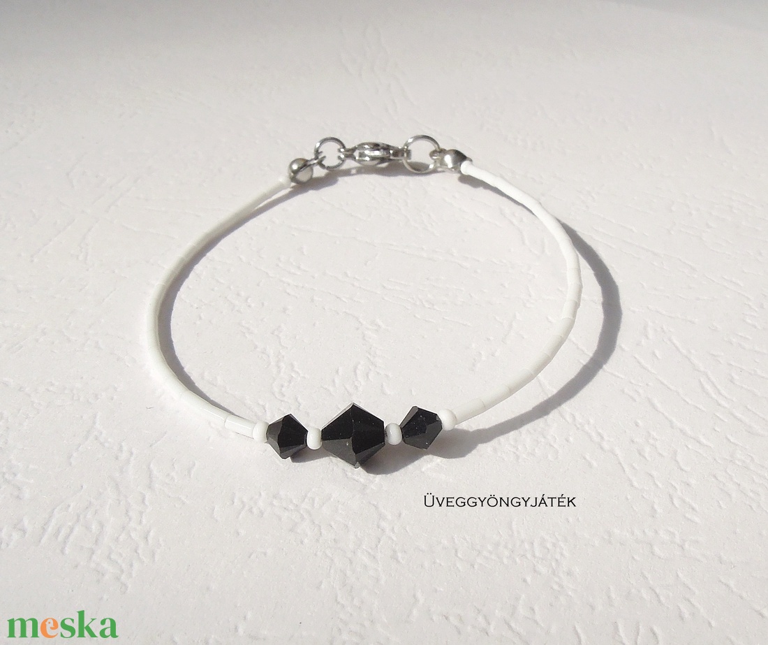 Fehér fekete minimál karkötő Swarovski gyöngyökkel, ajándék lánynak nőnek - ékszer - karkötő - gyöngyös karkötő - Meska.hu Fehér fekete minimál karkötő Swarovski gyöngyökkel, ajándék lánynak nőnek - ékszer - karkötő - gyöngyös karkötő - Meska.hu