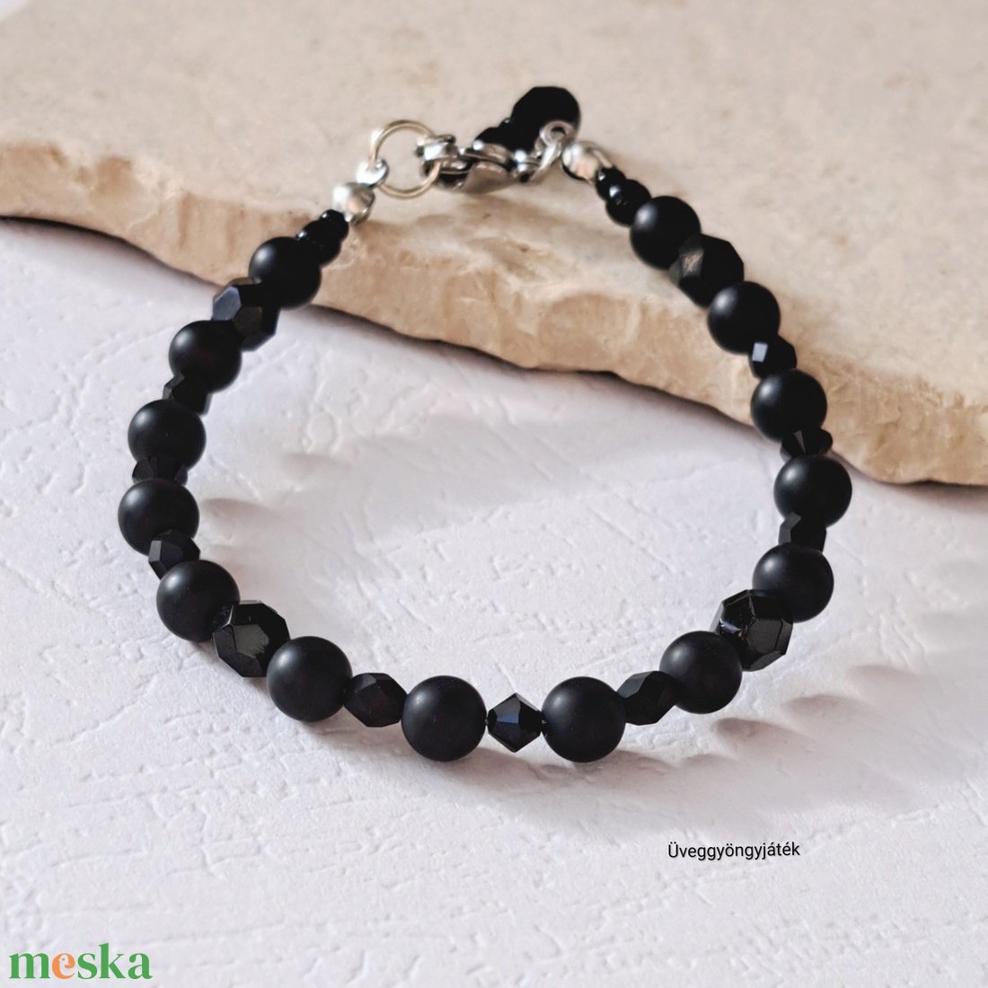Fekete ónix ásvány karkötő Swarovski kristállyal és csiszolt gyöngyökkel - ékszer - karkötő - gyöngyös karkötő - Meska.hu