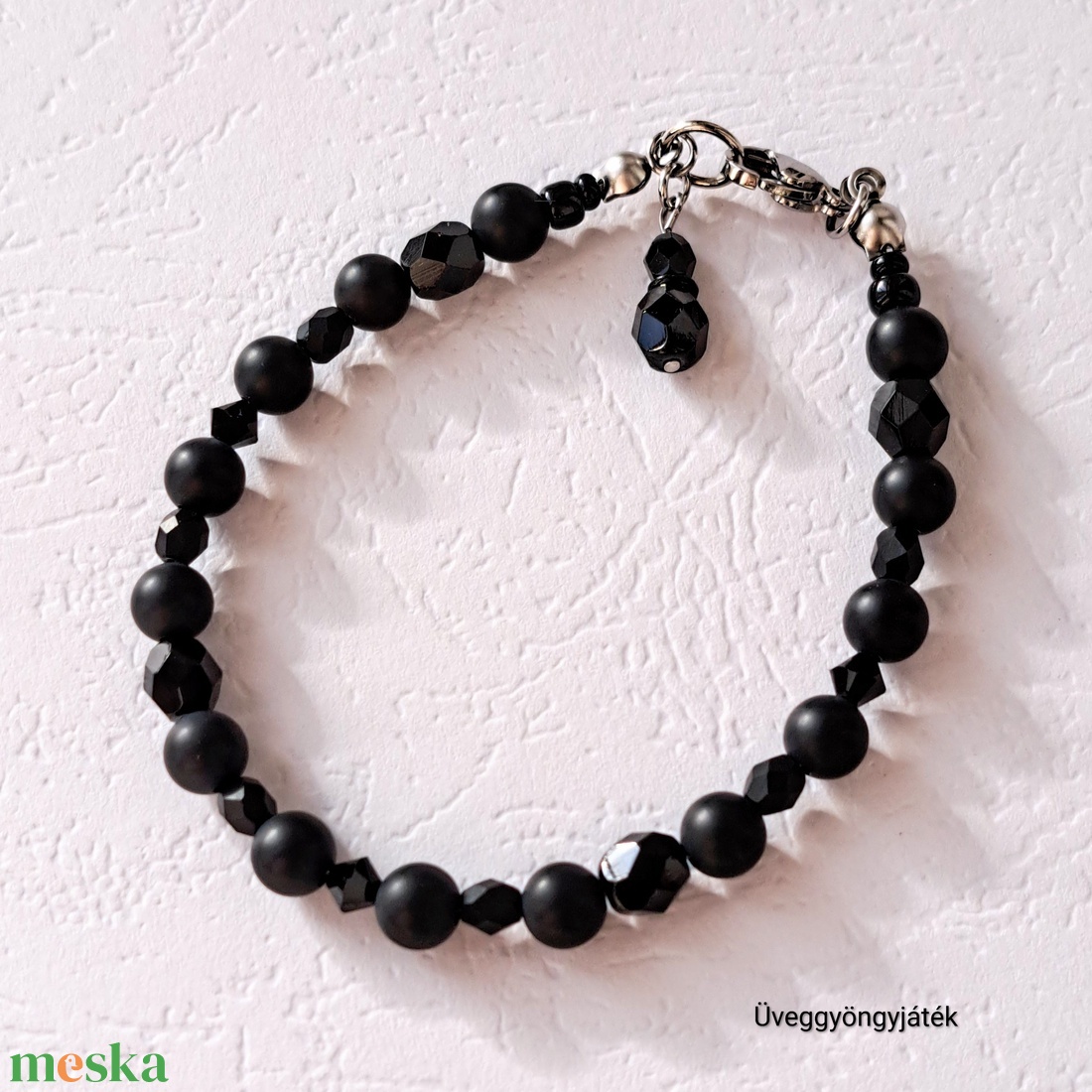 Fekete ónix ásvány karkötő Swarovski kristállyal és csiszolt gyöngyökkel - ékszer - karkötő - gyöngyös karkötő - Meska.hu