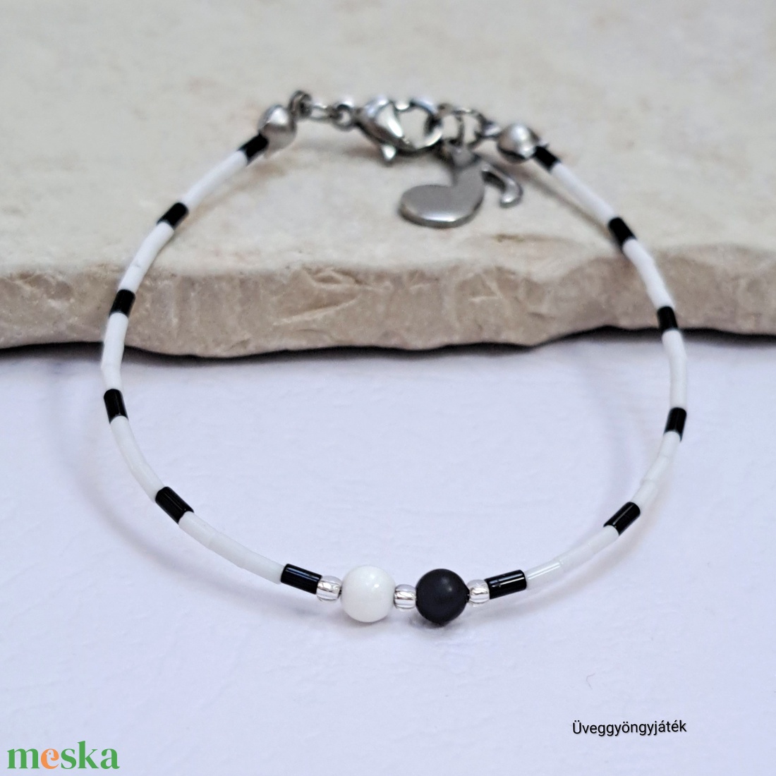 Pianínó - fekete fehér minimalista karkötő,  jin jang karkötő - ékszer - karkötő - gyöngyös karkötő - Meska.hu