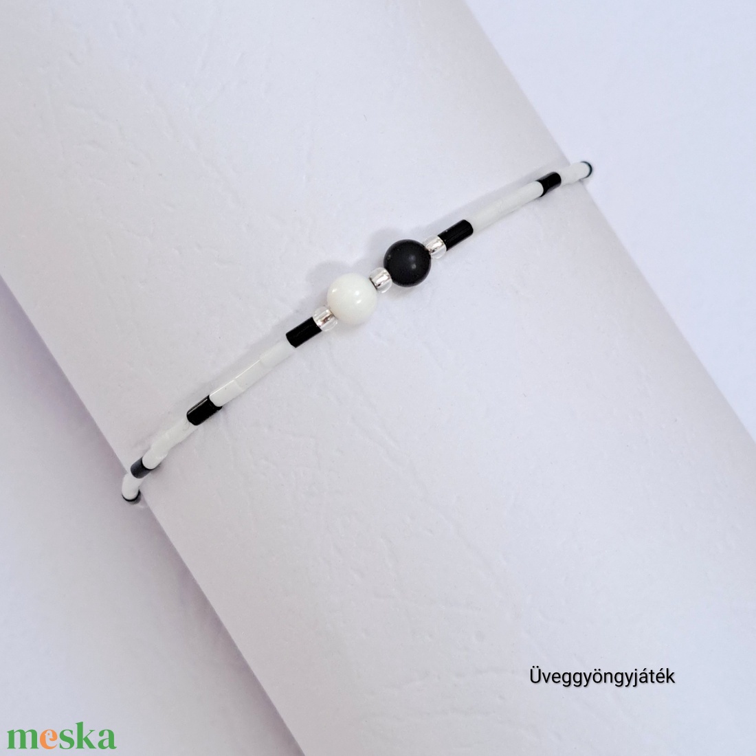 Pianínó - fekete fehér minimalista karkötő,  jin jang karkötő - ékszer - karkötő - gyöngyös karkötő - Meska.hu