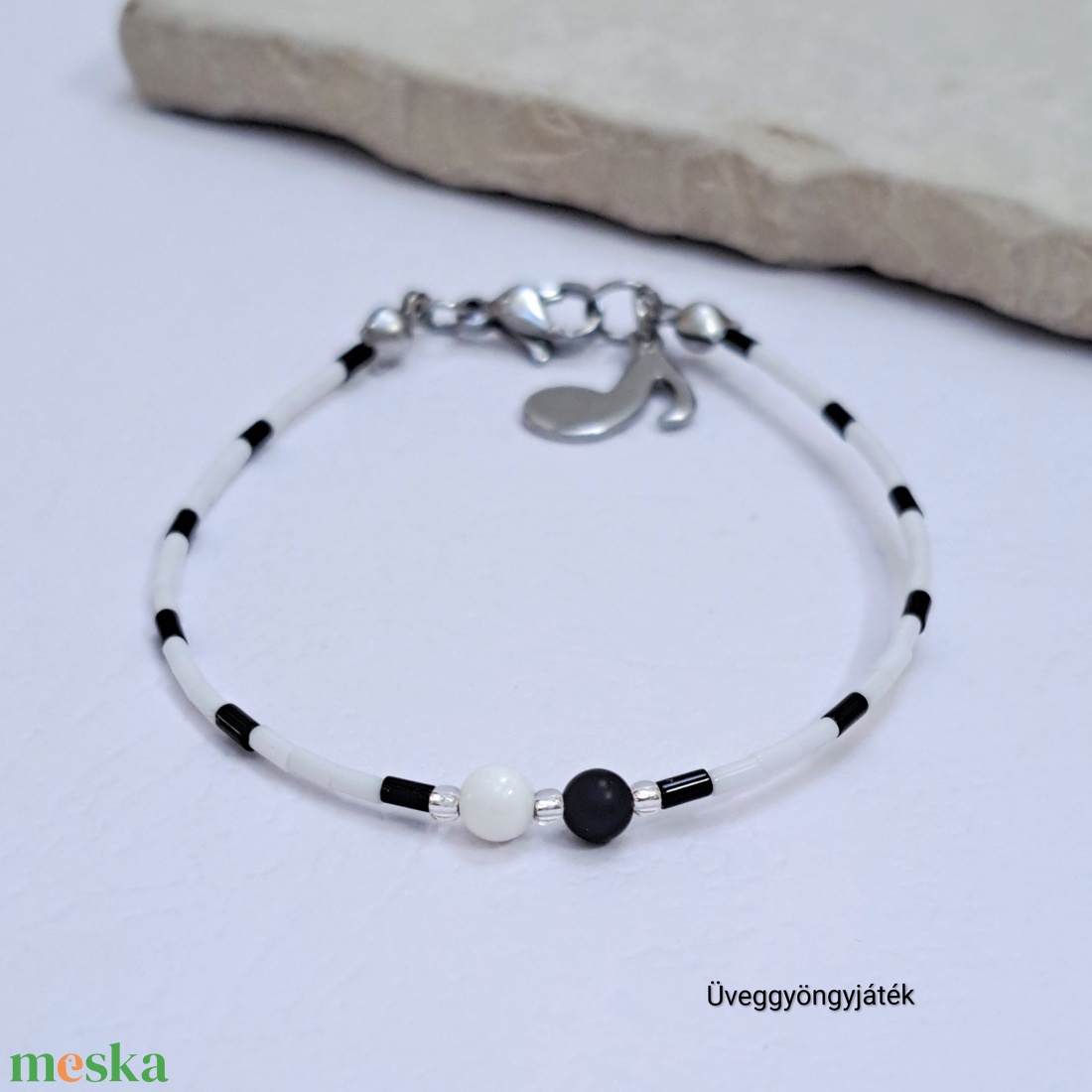 Pianínó - fekete fehér minimalista karkötő,  jin jang karkötő - ékszer - karkötő - gyöngyös karkötő - Meska.hu