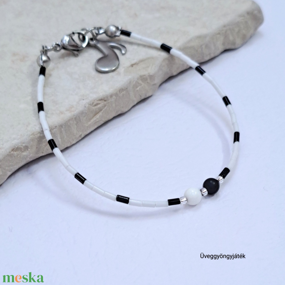Pianínó - fekete fehér minimalista karkötő,  jin jang karkötő - ékszer - karkötő - gyöngyös karkötő - Meska.hu