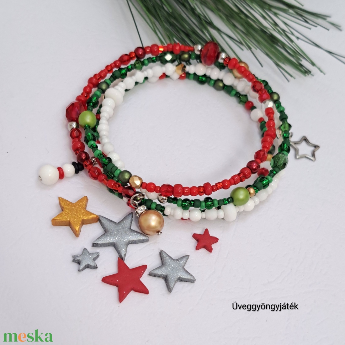 Karácsonyi káosz  - memóriadrótos karkötő zöld, piros, fehér színekben, ünnepi karkötő, kásagyöngyös karkötő - ékszer - karkötő - memóriadrótos karkötő - Meska.hu