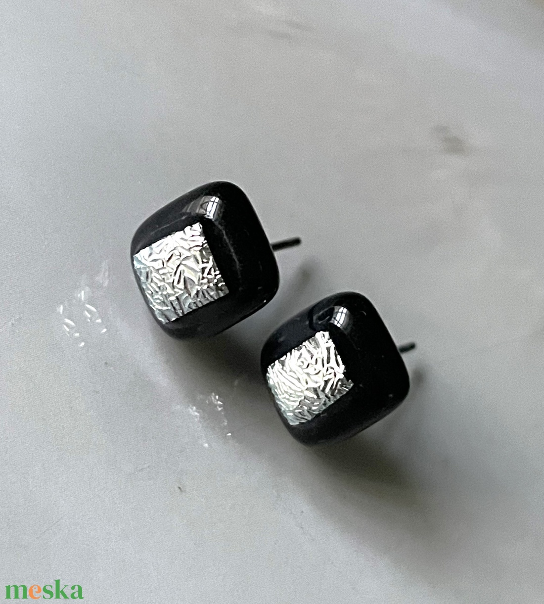 Ezüst-fekete fülbevaló, üvegékszer - ékszer - fülbevaló - pötty fülbevaló - Meska.hu