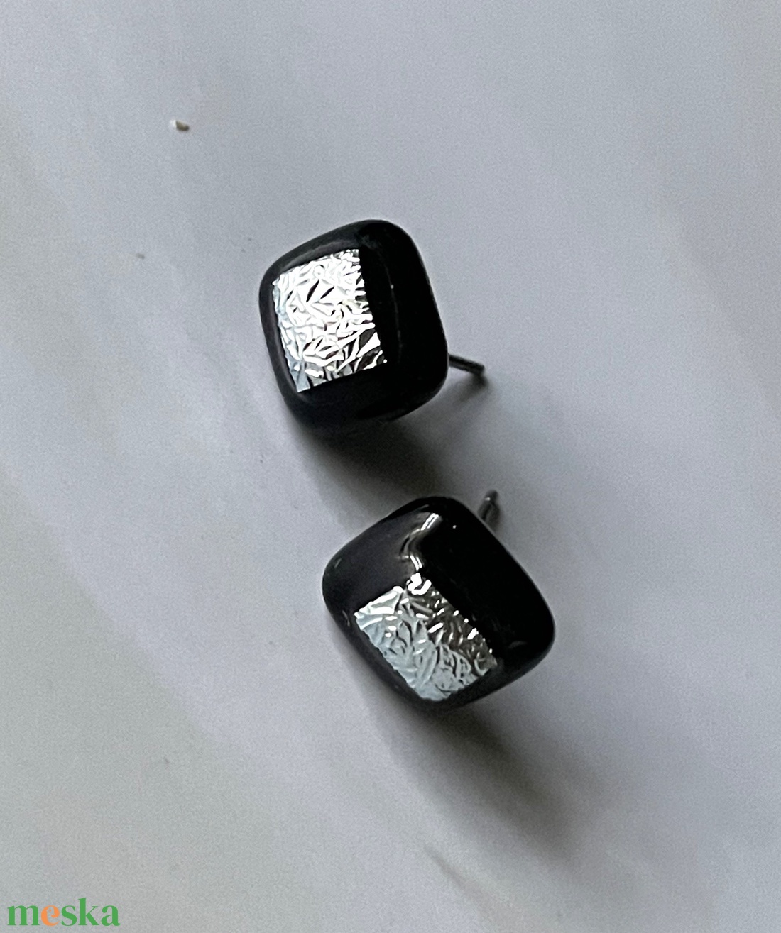 Ezüst-fekete fülbevaló, üvegékszer - ékszer - fülbevaló - pötty fülbevaló - Meska.hu