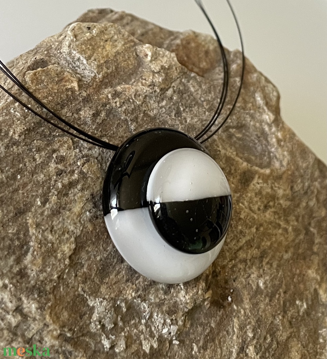 Klasszikus fekete-fehér nyaklánc, üvegékszer - ékszer - nyaklánc - medál - Meska.hu