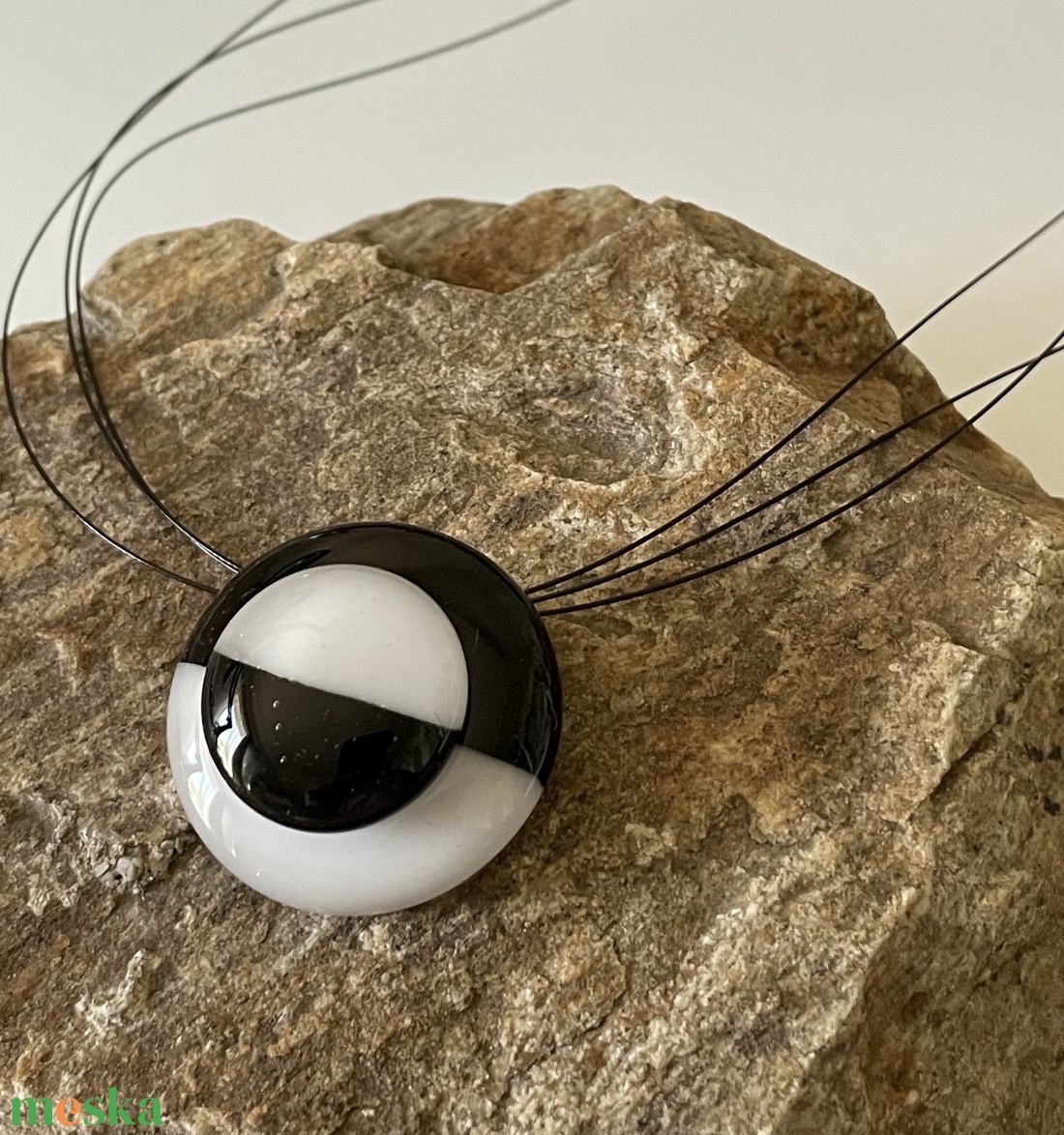 Klasszikus fekete-fehér nyaklánc, üvegékszer - ékszer - nyaklánc - medál - Meska.hu