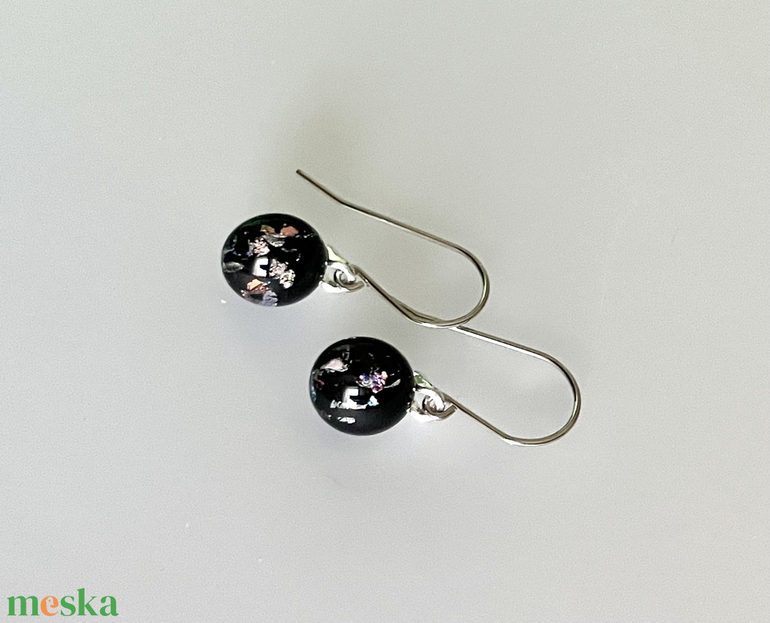 Éjfekete lógós fülbevaló, üvegékszer - ékszer - fülbevaló - lógó fülbevaló - Meska.hu