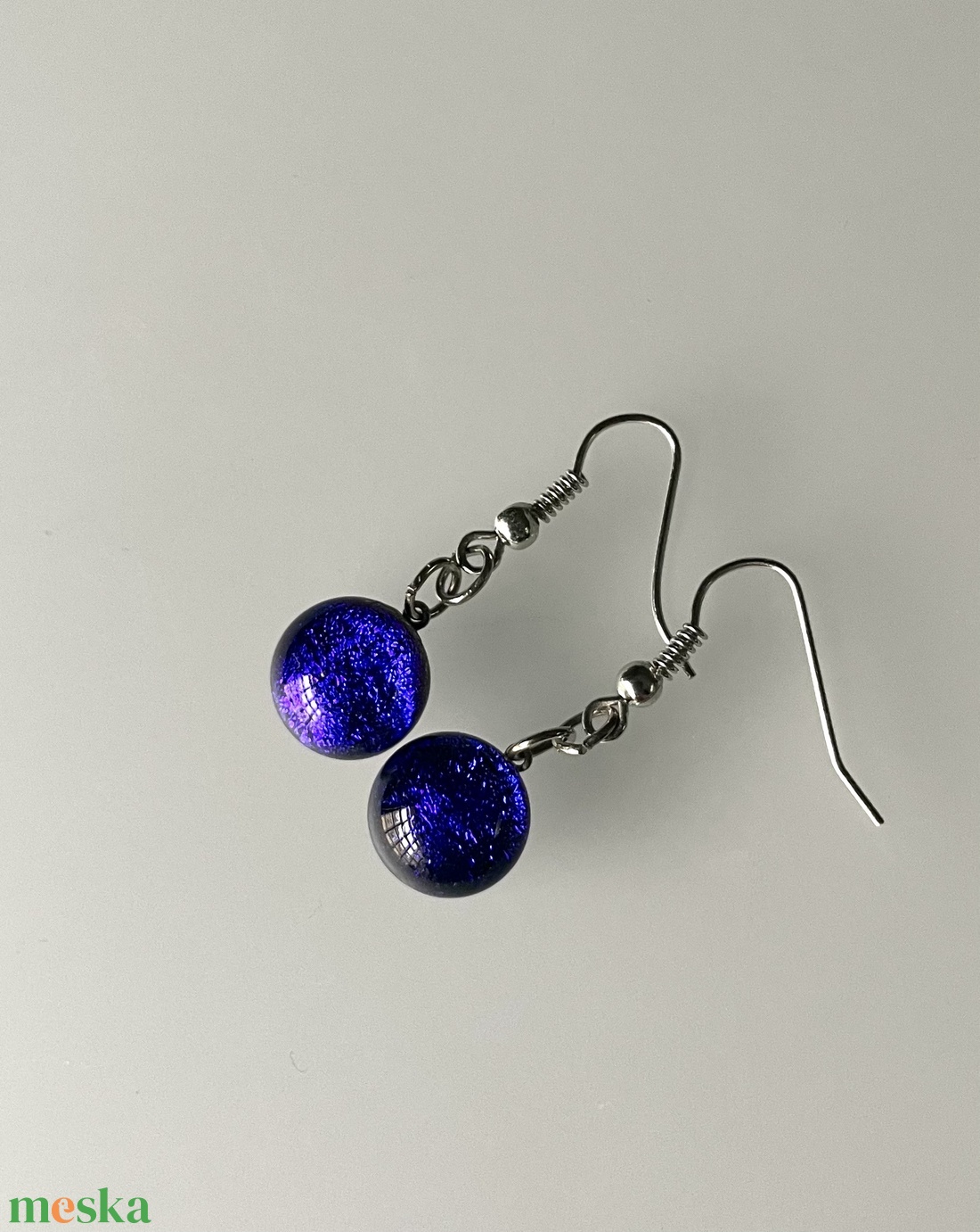 irizáló kék lógós fülbevaló, üvegékszer - ékszer - fülbevaló - lógó fülbevaló - Meska.hu