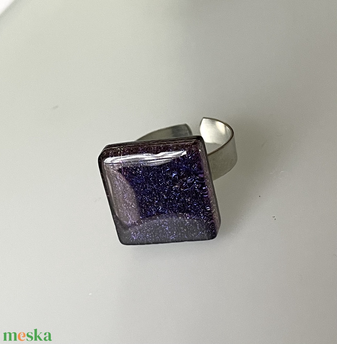 Kéken, lilásan irizáló gyűrű, üvegékszer - ékszer - gyűrű - figurális gyűrű - Meska.hu