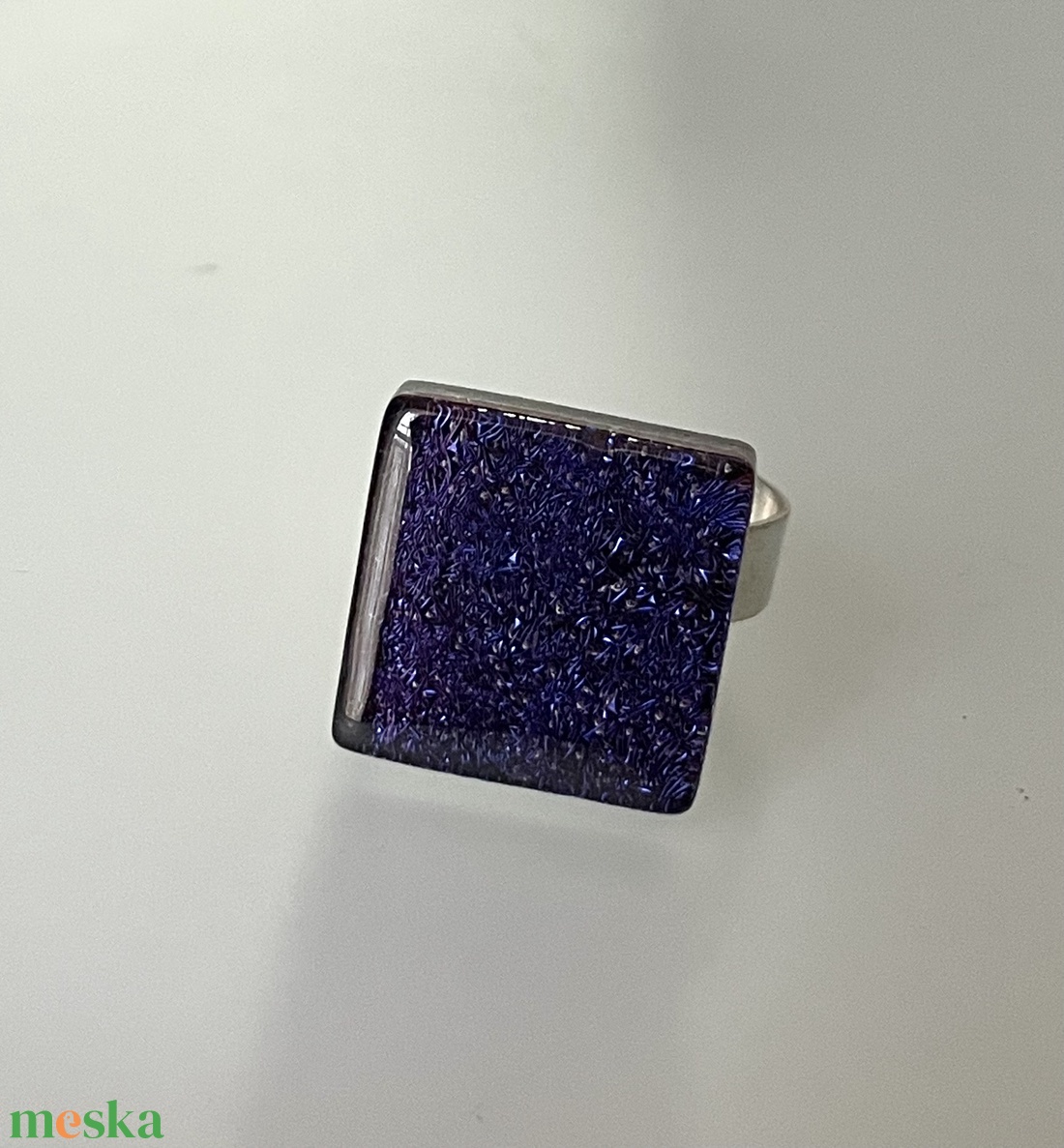 Kéken, lilásan irizáló gyűrű, üvegékszer - ékszer - gyűrű - figurális gyűrű - Meska.hu