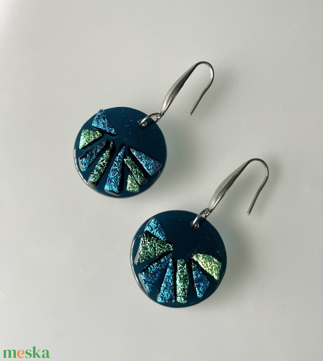 Többszínű irizáló fülbevaló, üvegékszer - ékszer - fülbevaló - lógó fülbevaló - Meska.hu