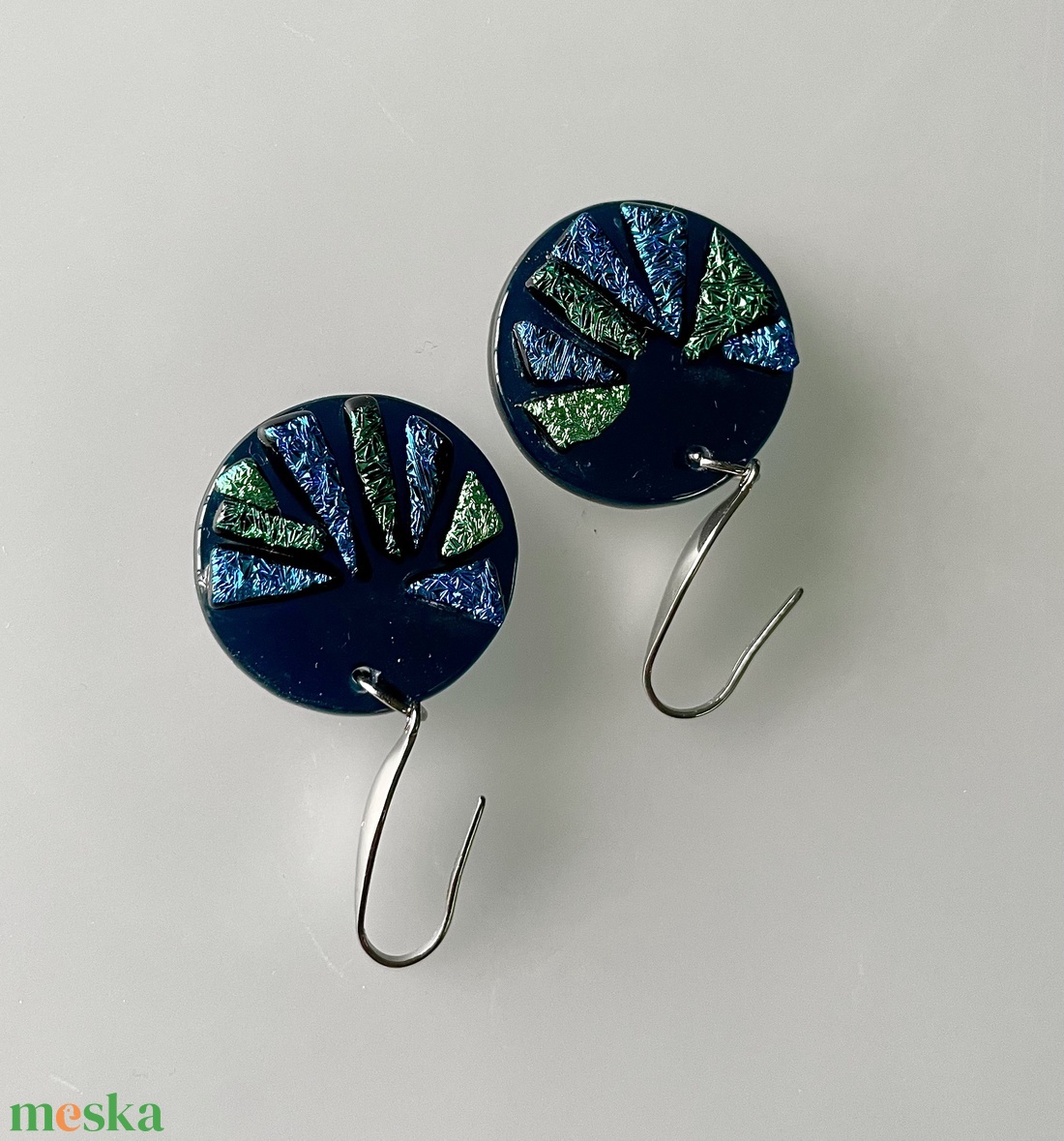 Többszínű irizáló fülbevaló, üvegékszer - ékszer - fülbevaló - lógó fülbevaló - Meska.hu