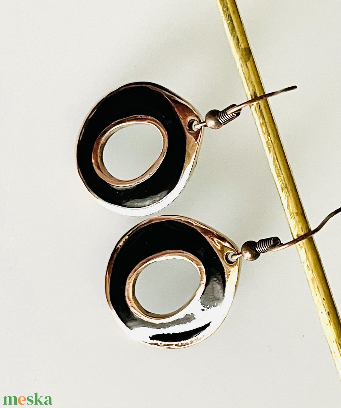 Fekete zománcozott bronz modern fülbevaló - ékszer - fülbevaló - lógó fülbevaló - Meska.hu