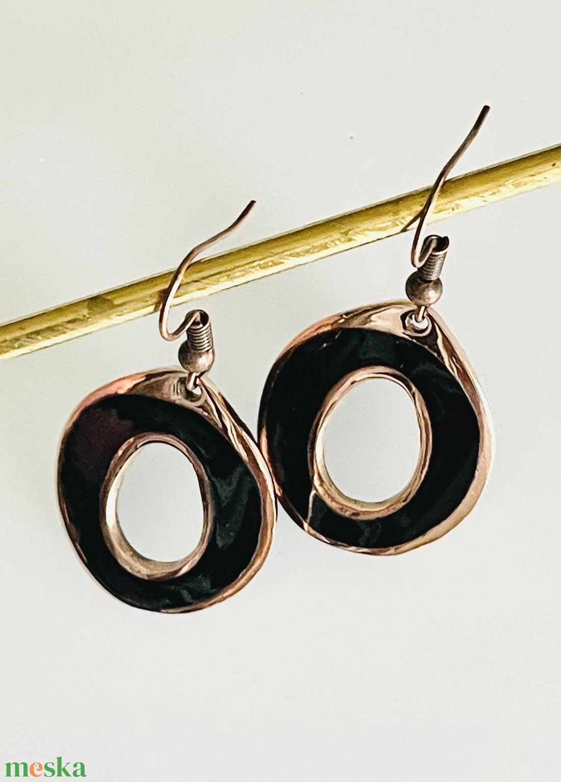 Fekete zománcozott bronz modern fülbevaló - ékszer - fülbevaló - lógó fülbevaló - Meska.hu