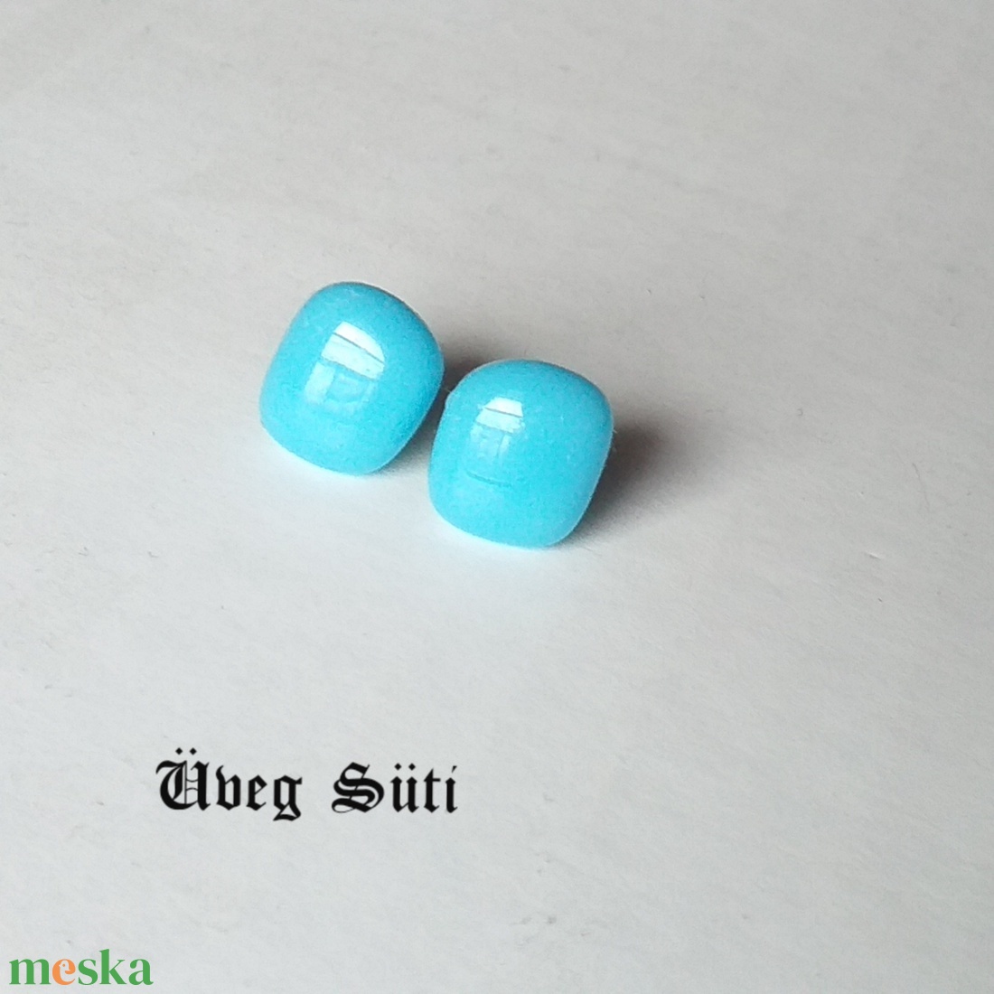 NEMESACÉL  Világoskék  mini  szablytalan kocka fülbevaló  kék, üvegkszer nemesacél szerelékkel - ékszer - fülbevaló - pötty fülbevaló - Meska.hu