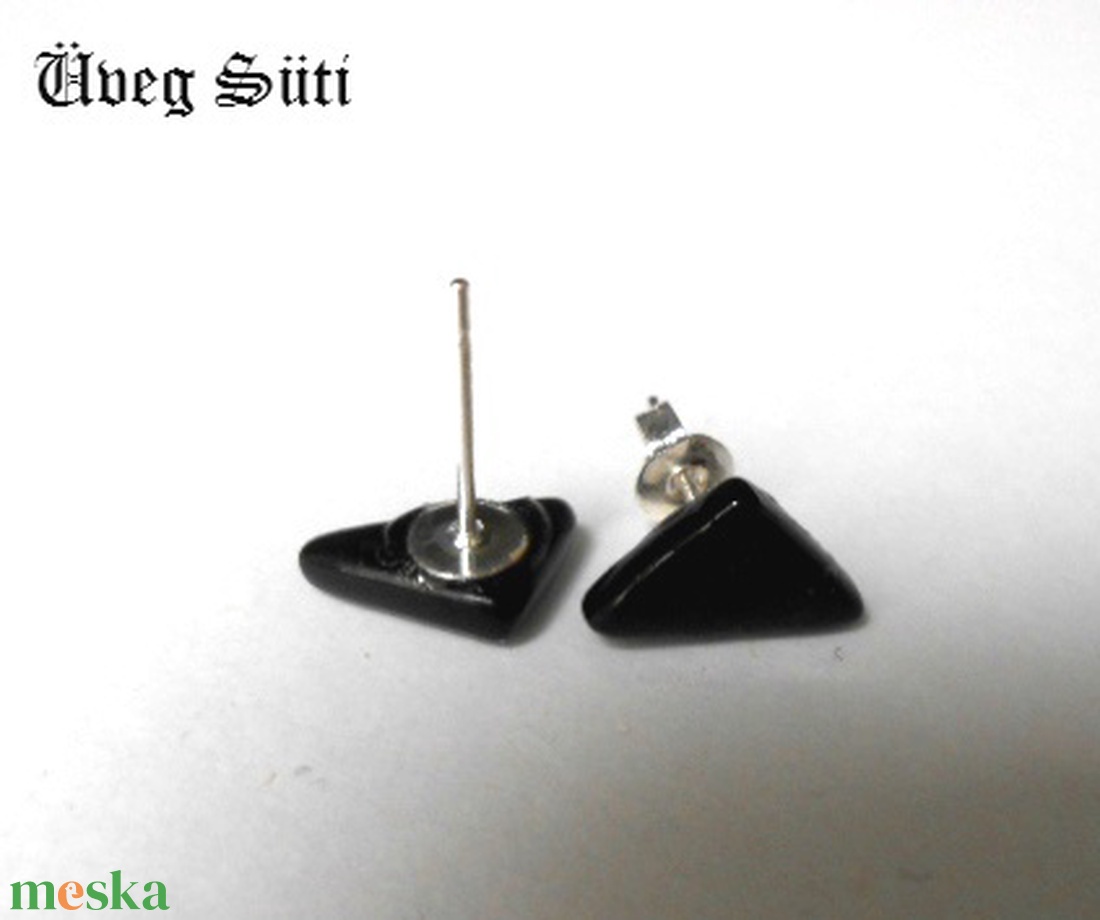 Fekete háromszög fülbevaló, üvegékszer - ékszer - fülbevaló - pötty fülbevaló - Meska.hu Fekete háromszög fülbevaló, üvegékszer - ékszer - fülbevaló - pötty fülbevaló - Meska.hu