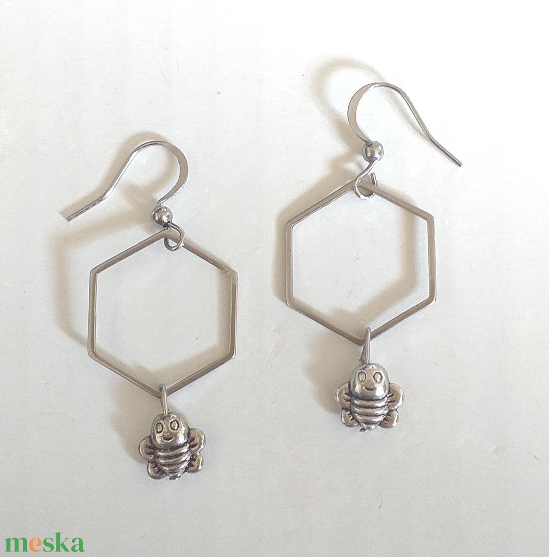 NEMESACÉL Honeycomb Minimál napsárga lógós nemesacél fülbevaló, méhecske és méhsejtes fülbevaló - ékszer - nyaklánc - y nyaklánc - Meska.hu