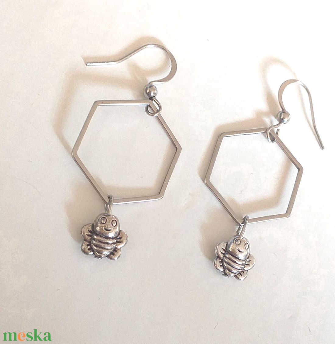 NEMESACÉL Honeycomb Minimál napsárga lógós nemesacél fülbevaló, méhecske és méhsejtes fülbevaló - ékszer - nyaklánc - y nyaklánc - Meska.hu