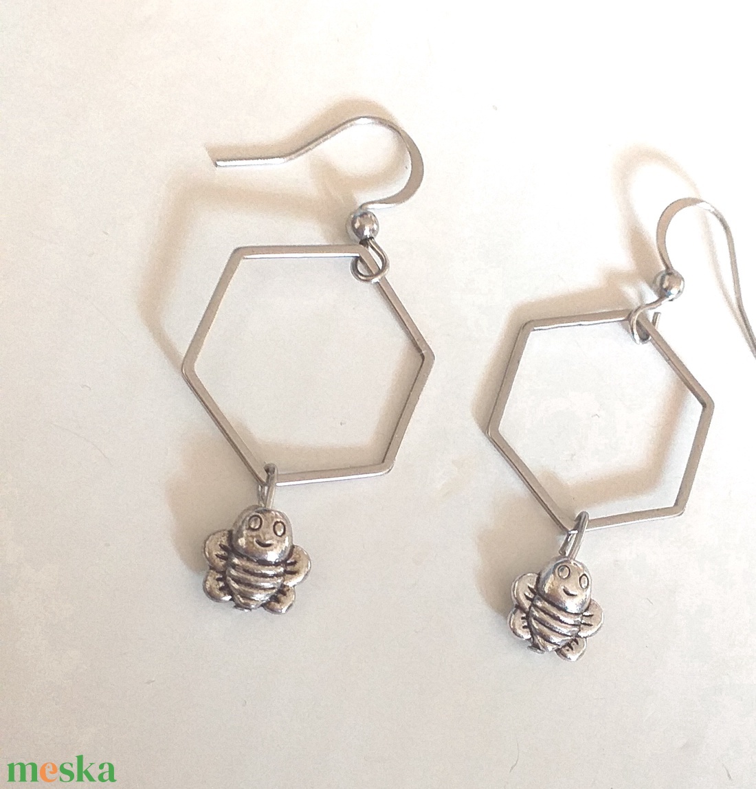NEMESACÉL Honeycomb Minimál napsárga lógós nemesacél fülbevaló, méhecske és méhsejtes fülbevaló - ékszer - nyaklánc - y nyaklánc - Meska.hu