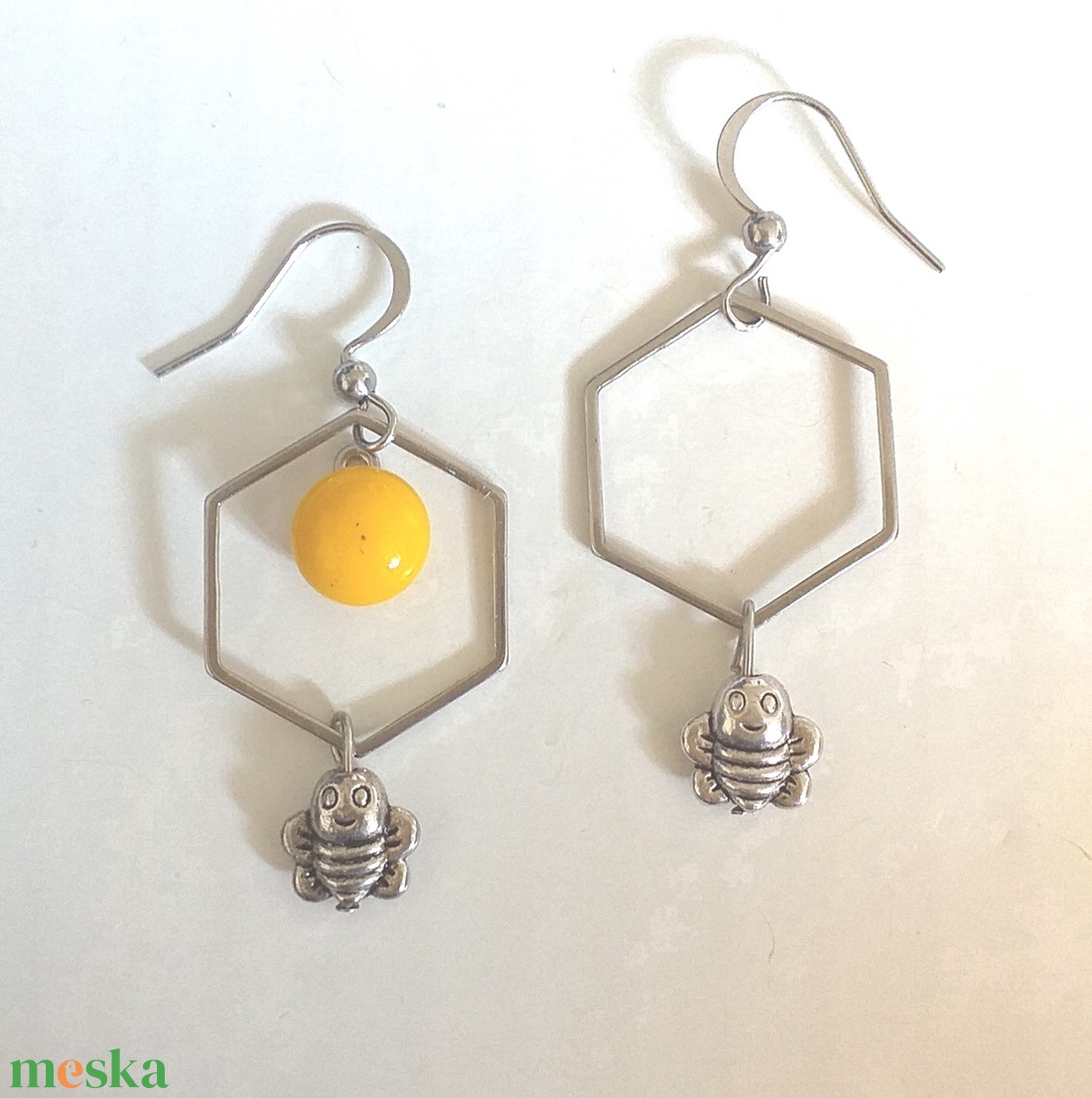 NEMESACÉL Honeycomb Minimál napsárga lógós nemesacél fülbevaló, méhecske és méhsejtes fülbevaló - ékszer - nyaklánc - y nyaklánc - Meska.hu