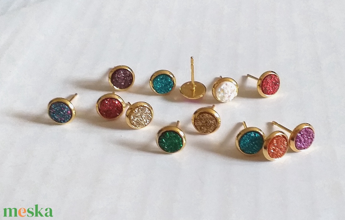 NEMESACÉL LUXY GOLD Csillogó druzy 6mm-es zöld kék pink arany piros fülbevaló - ékszer - fülbevaló - pötty fülbevaló - Meska.hu NEMESACÉL LUXY GOLD Csillogó druzy 6mm-es zöld kék pink arany piros fülbevaló - ékszer - fülbevaló - pötty fülbevaló - Meska.hu