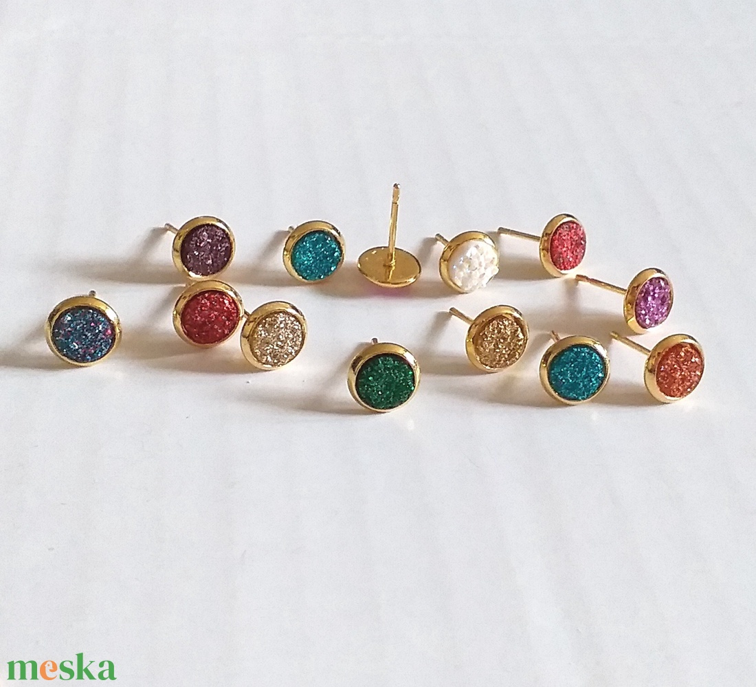 NEMESACÉL LUXY GOLD Csillogó druzy 6mm-es zöld kék pink arany piros fülbevaló - ékszer - fülbevaló - pötty fülbevaló - Meska.hu NEMESACÉL LUXY GOLD Csillogó druzy 6mm-es zöld kék pink arany piros fülbevaló - ékszer - fülbevaló - pötty fülbevaló - Meska.hu