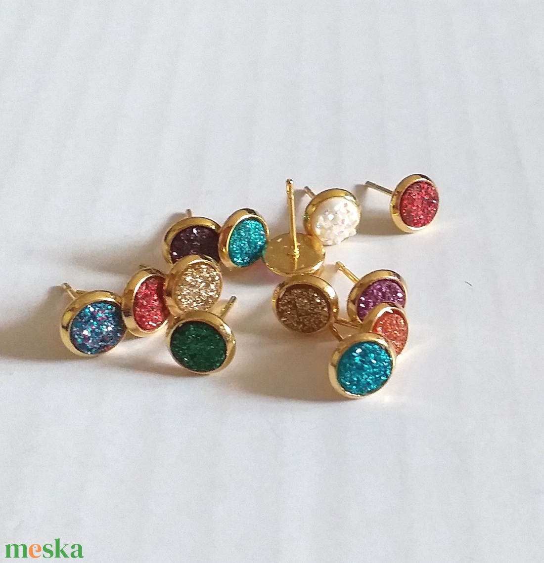 NEMESACÉL LUXY GOLD Csillogó druzy 6mm-es zöld kék pink arany piros fülbevaló - ékszer - fülbevaló - pötty fülbevaló - Meska.hu NEMESACÉL LUXY GOLD Csillogó druzy 6mm-es zöld kék pink arany piros fülbevaló - ékszer - fülbevaló - pötty fülbevaló - Meska.hu