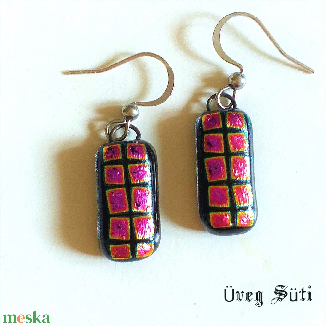 NEMESACÉL Fekete pink arany sakk matt f dichroic fülbevaló üvegékszer ajándék nőnapra, ballagásra születésnapra - ékszer - fülbevaló - lógó fülbevaló - Meska.hu NEMESACÉL Fekete pink arany sakk matt f dichroic fülbevaló üvegékszer ajándék nőnapra, ballagásra születésnapra - ékszer - fülbevaló - lógó fülbevaló - Meska.hu