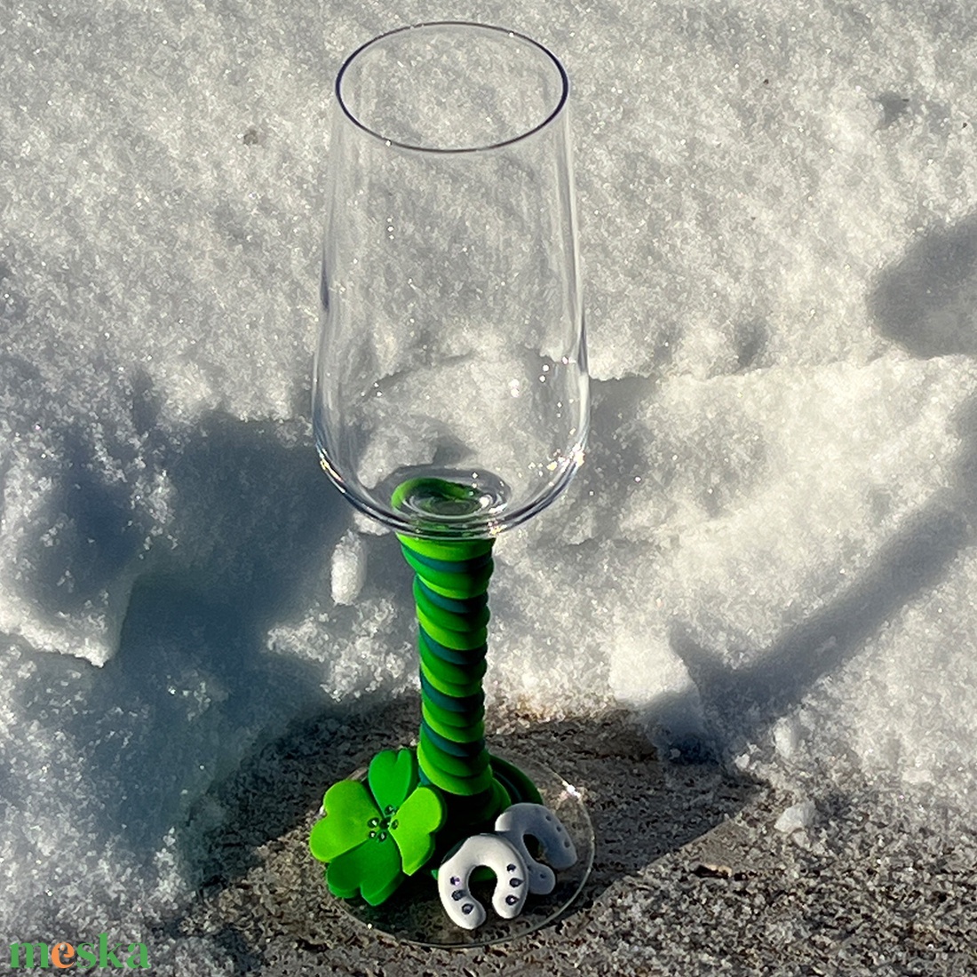 Lóhere és patkó mintás, kézzel díszített pezsgőspohár � szerencsehozó kézműves alkotás - otthon & életmód - konyhafelszerelés, tálalás - tálalás - pohár - Meska.hu