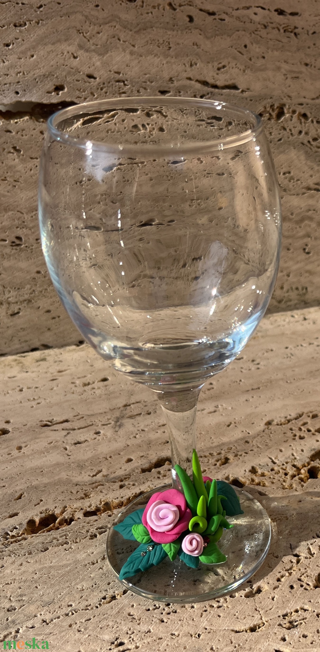 Kézzel díszített borospohár virág gyurma díszítéssel és strasszokkal - otthon & életmód - konyhafelszerelés, tálalás - tálalás - boros poharak, szettek - Meska.hu