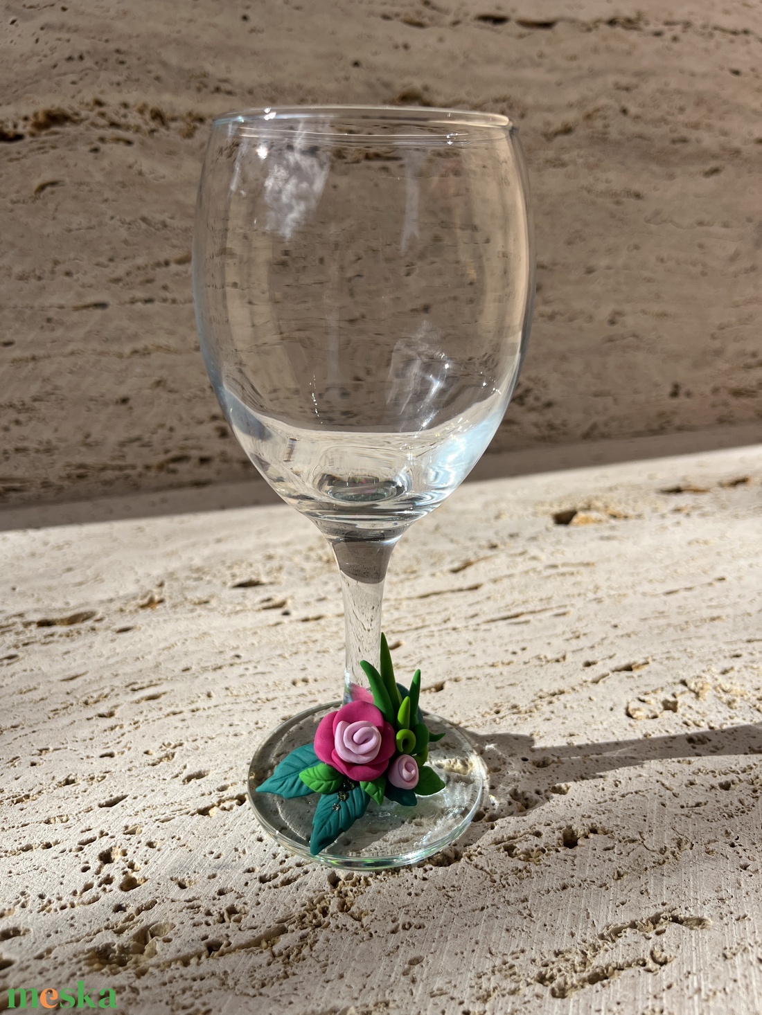 Kézzel díszített borospohár virág gyurma díszítéssel és strasszokkal - otthon & életmód - konyhafelszerelés, tálalás - tálalás - boros poharak, szettek - Meska.hu