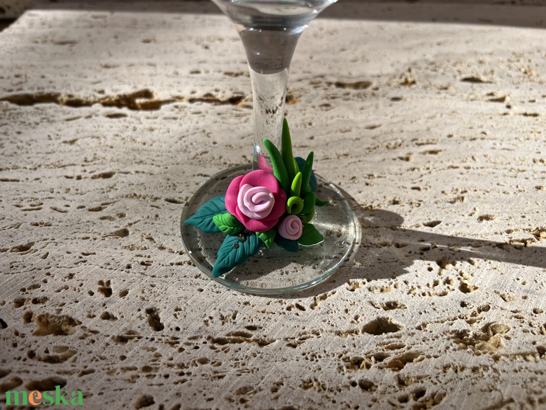 Kézzel díszített borospohár virág gyurma díszítéssel és strasszokkal - otthon & életmód - konyhafelszerelés, tálalás - tálalás - boros poharak, szettek - Meska.hu