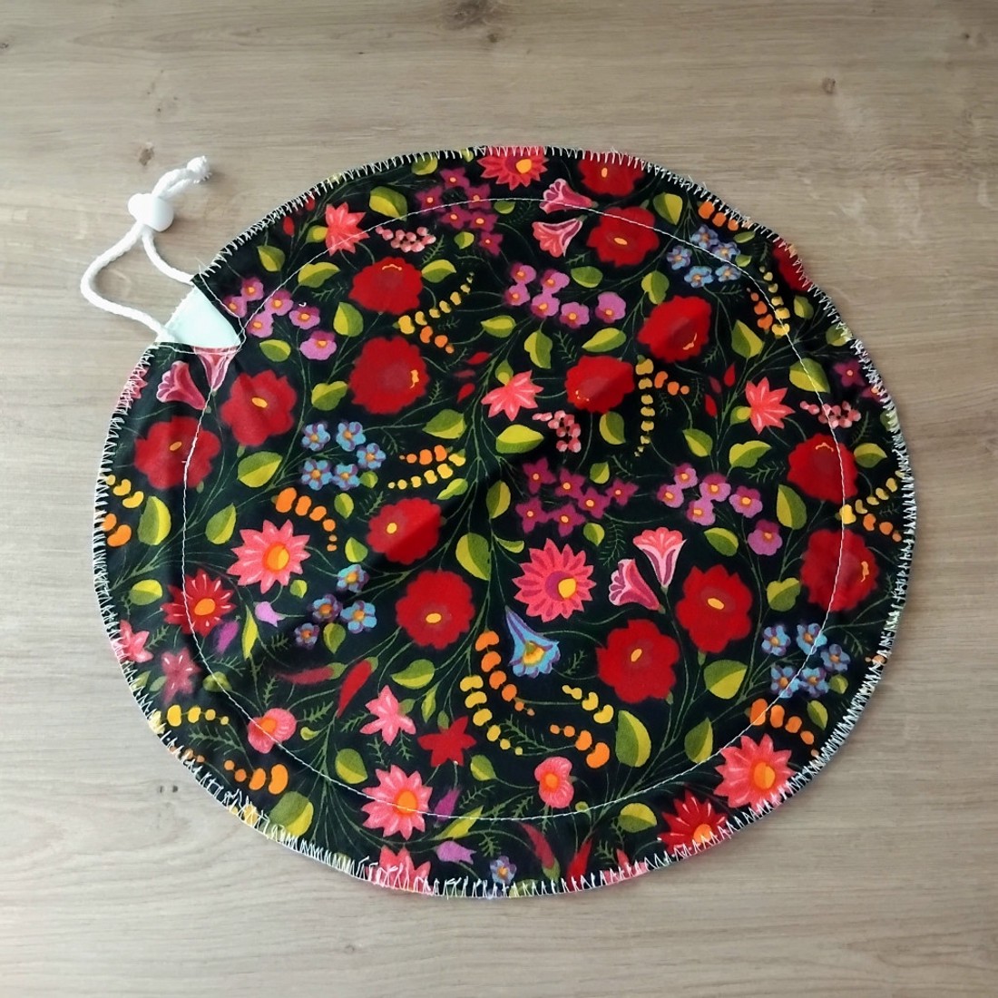 Fekete alapon virágok edényfedő - otthon & életmód - konyhafelszerelés, tálalás - konyhai textil - edényfogó & edényfedő - Meska.hu