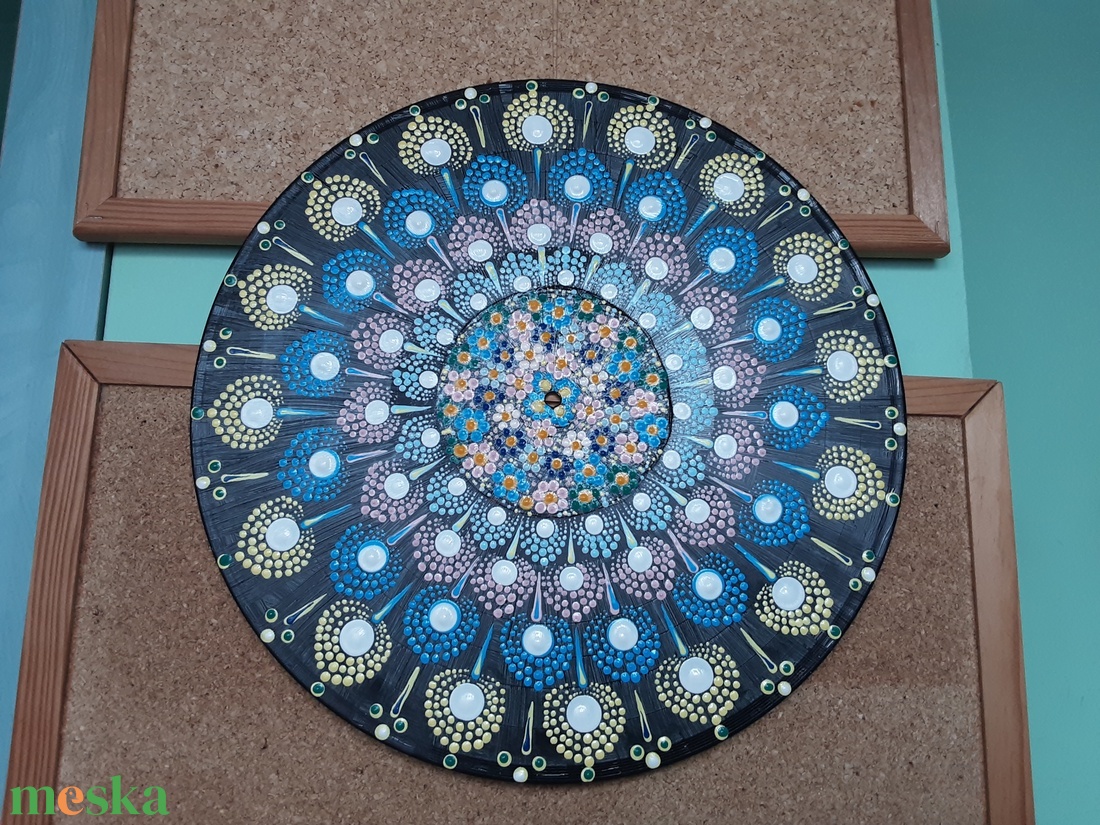 Mandala festés akrillal, pontozásos technikával bakelit lemezre. 05 - otthon & életmód - dekoráció - dísztárgy - Meska.hu Mandala festés akrillal, pontozásos technikával bakelit lemezre. 05 - otthon & életmód - dekoráció - dísztárgy - Meska.hu