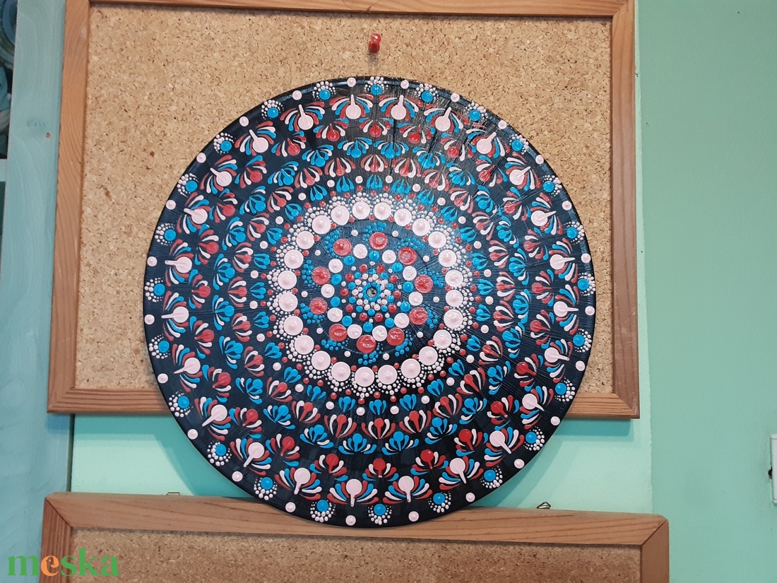 Mandala festés akrillal, pontozásos technikával bakelit lemezre. 07. - otthon & életmód - dekoráció - dísztárgy - Meska.hu Mandala festés akrillal, pontozásos technikával bakelit lemezre. 07. - otthon & életmód - dekoráció - dísztárgy - Meska.hu