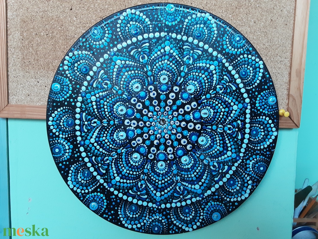 Mandala festés akrillal,pontozásos technikával bakelit lemezre - otthon & életmód - dekoráció - dísztárgy - Meska.hu Mandala festés akrillal,pontozásos technikával bakelit lemezre - otthon & életmód - dekoráció - dísztárgy - Meska.hu