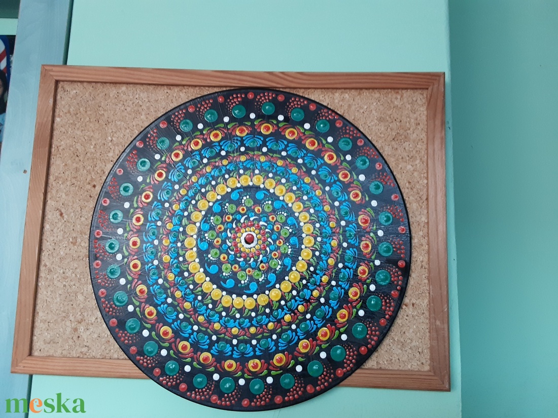 Mandala festés akrillal,pontozásos technikával bakelit lemezre - otthon & életmód - dekoráció - dísztárgy - Meska.hu Mandala festés akrillal,pontozásos technikával bakelit lemezre - otthon & életmód - dekoráció - dísztárgy - Meska.hu