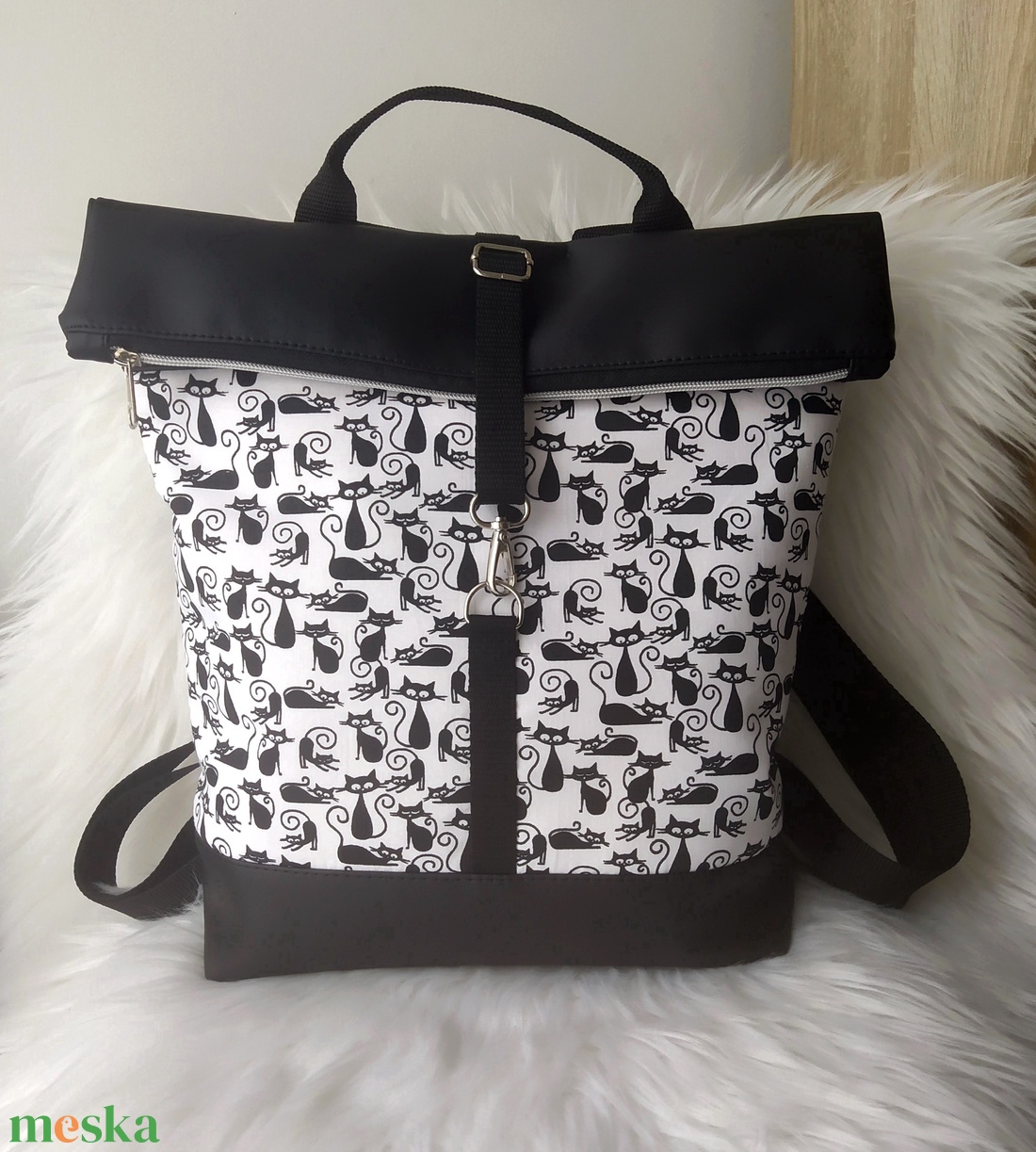 Fekete rolltop hátizsák elején cica mintás anyaggal - táska & tok - hátizsák - roll top hátizsák - Meska.hu Fekete rolltop hátizsák elején cica mintás anyaggal - táska & tok - hátizsák - roll top hátizsák - Meska.hu