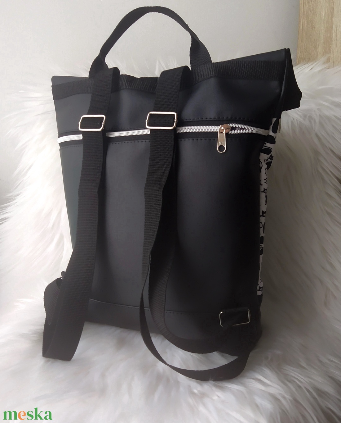 Fekete rolltop hátizsák elején cica mintás anyaggal - táska & tok - hátizsák - roll top hátizsák - Meska.hu Fekete rolltop hátizsák elején cica mintás anyaggal - táska & tok - hátizsák - roll top hátizsák - Meska.hu