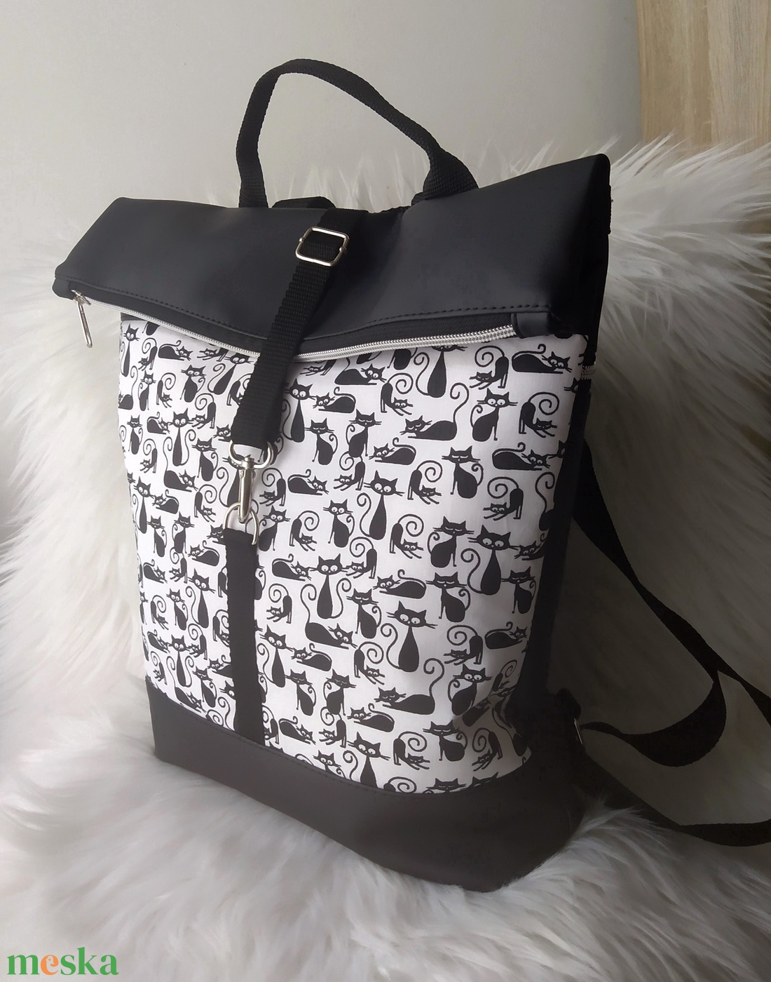 Fekete rolltop hátizsák elején cica mintás anyaggal - táska & tok - hátizsák - roll top hátizsák - Meska.hu Fekete rolltop hátizsák elején cica mintás anyaggal - táska & tok - hátizsák - roll top hátizsák - Meska.hu